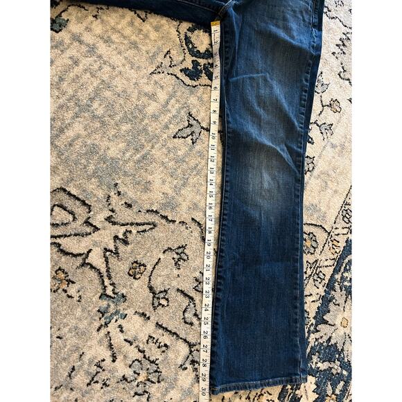 Levi's Women's 515 Bootcut Jeans Size 12 Blue Medium Wash Denim Button Pockets - Picture 8 of 8